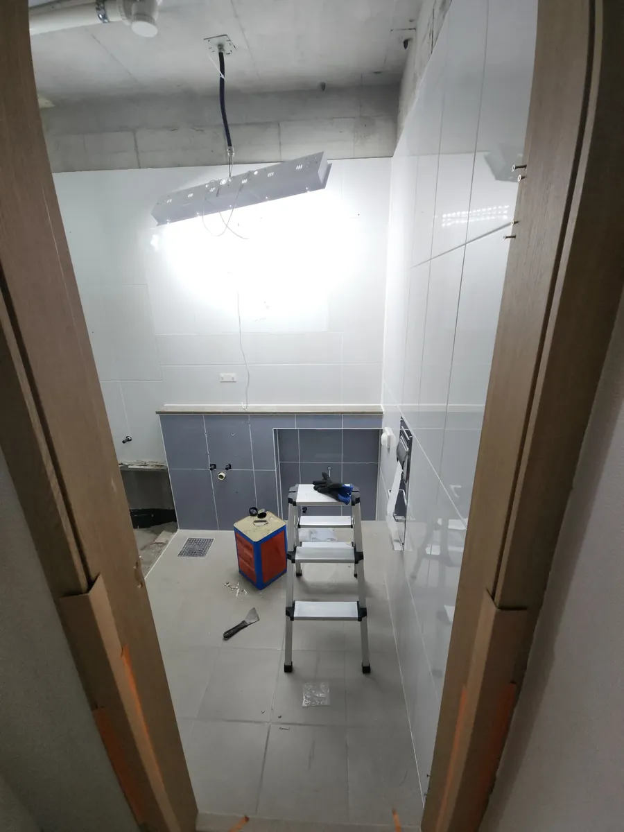 화장실 바닥 방수 작업 전 철거된 욕실 현장 전경