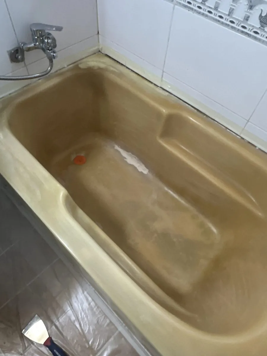 욕조 페인팅 시공 전 누렇게 변색된 욕조 내부