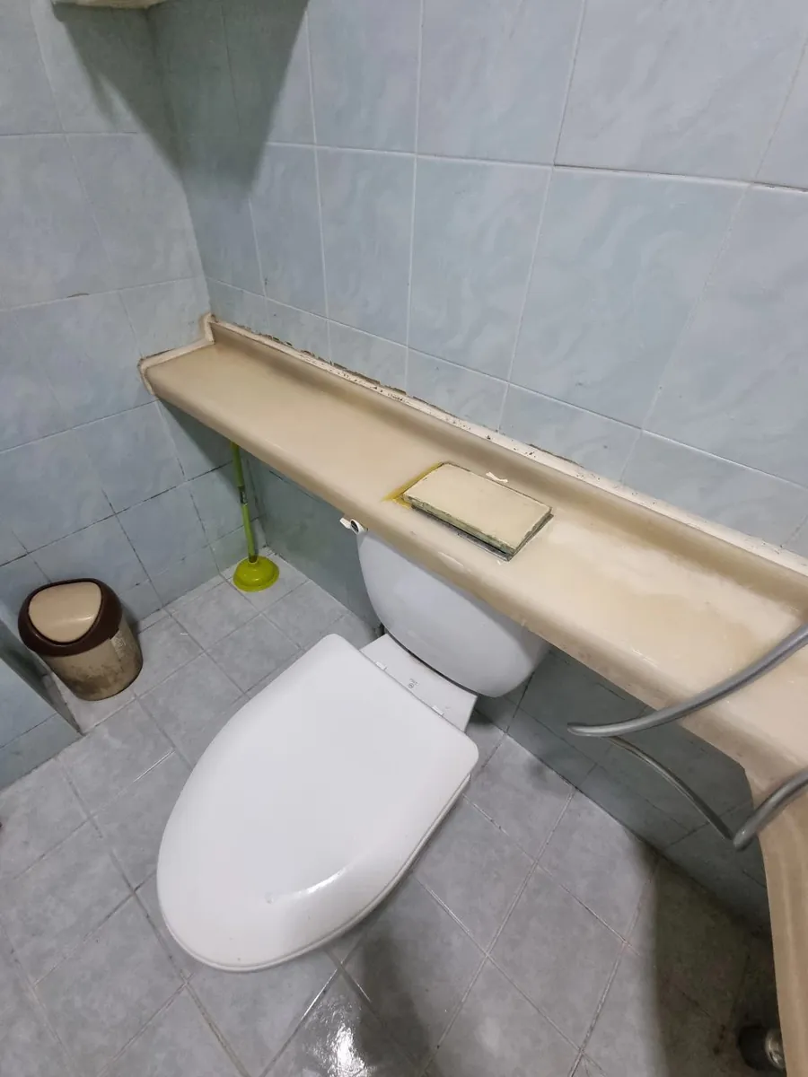 욕실 상판 페인팅 시공 전 누렇게 변색된 변기 뒤 상판